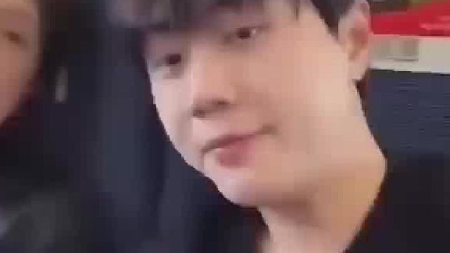 情侣坐高铁回家途中 一陌生男生靠在女生肩上睡着了