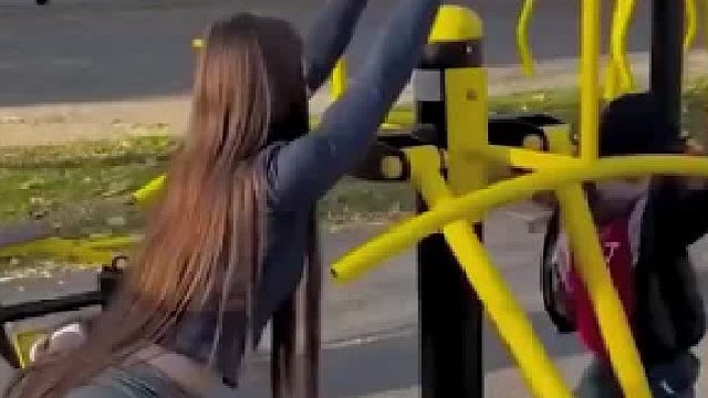 儿子，看妈这柔韧度咋样