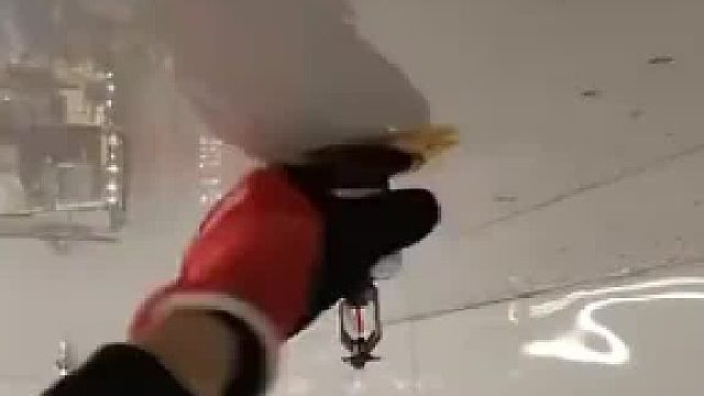 师傅在不断水的情况下，把喷淋头给换了下来！