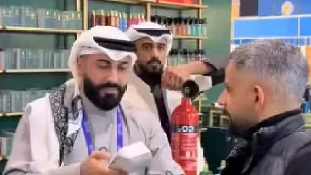 为防止印度客户支付逃单，商家专门安排员工负责抱腿