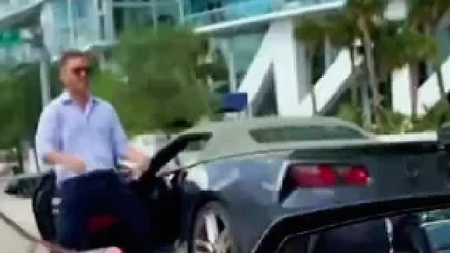 小伙开车发生冲突，女司机摇玻璃躲避战火，却忘了开的马自达