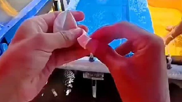 小男孩怕水滑梯太快不敢玩，竟想出这招