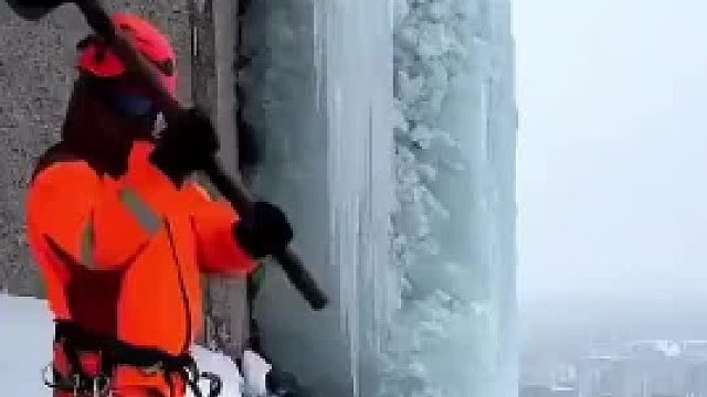 雪天高空作业，勇士们在严寒中坚守岗位，为城市安全保驾护航！.