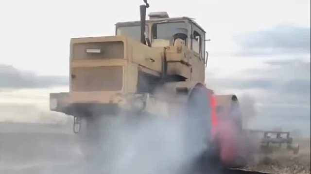 奥德彪开拖拉机耕地突然起火从车底烧到车头