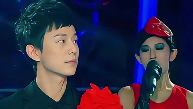 谢娜模仿王菲，被何老师发现在假唱哈哈哈哈