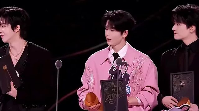 周深发出疑问：究竟何人言此麦克风高度欠佳