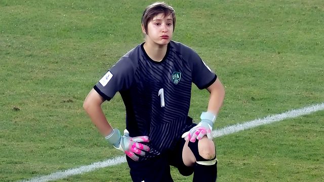 踢哭了！乌兹女足6球惨败韩国：门将郁闷跪地伤心抹眼泪