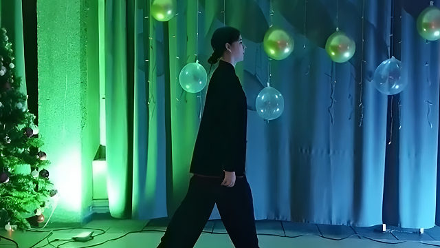 俄罗斯姑娘才艺表演24.01.15_铁锤(安吉丽娜)01