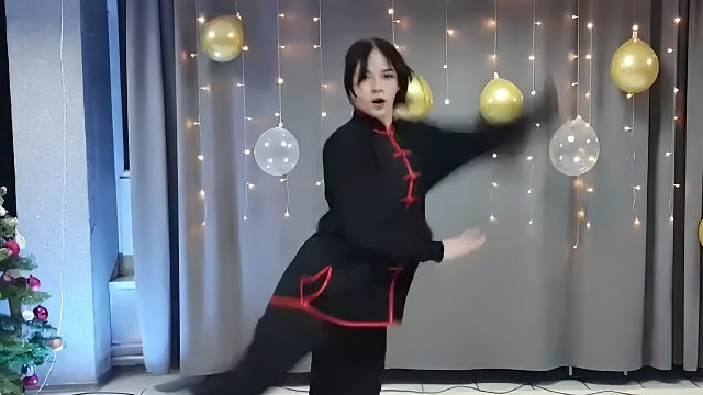 俄罗斯姑娘才艺表演24.01.15_铁锤(安吉丽娜)02