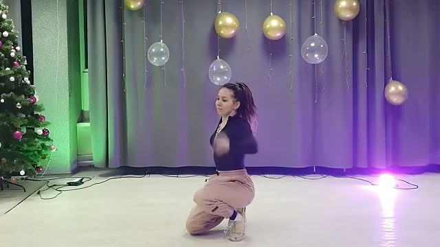 俄罗斯姑娘才艺表演24.01.15_王者(安妮亚)