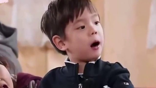 吴尊问嗯哼谁的葡萄甜，嗯哼毫不犹豫说是小山竹的，真是太可爱啦。