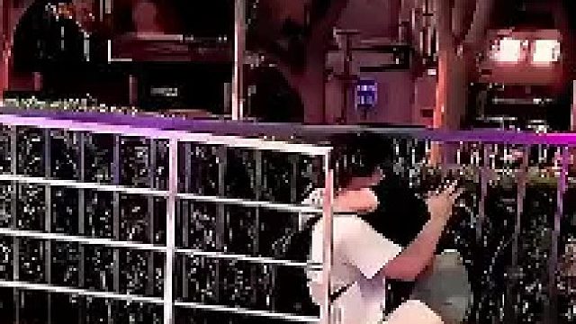 本以为是桃花运，直到看到女孩的的举止，原谅我不厚道的笑了！