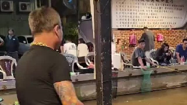 钓虾场为什么会放一个有牌子的虾？. . .