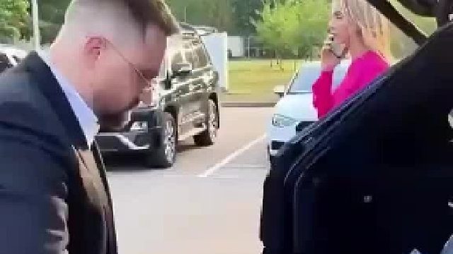 国外妹子遇上小哥装钱，还有意外收获，真是后备箱直达银行