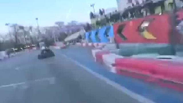 卡丁车 50 迈进站遇盲区，女生乱入跑道险酿事故！