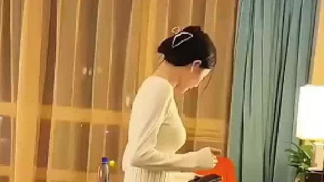 开始以为是个美女，一转过来立马没兴趣，对不起打扰了