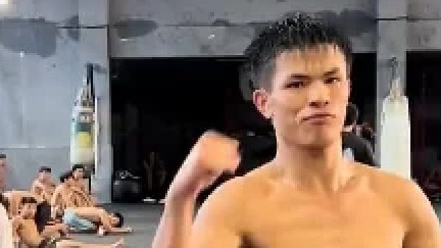 看陪练的表情，肯定是有啥短板[憨笑]