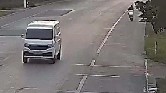 盲人身后跑，盲人车前开，哪顾顺行逆行