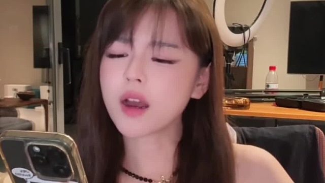 沫子看观众们的评论，一下子就破防了