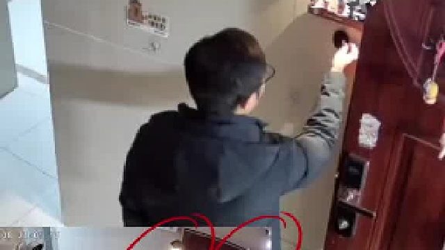 男子称邻居好像”偷窥”自己用三个监控照自己家