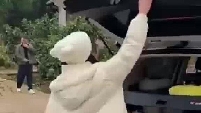 男子送媳妇回娘家 车门关上的那一刻的”含金量“谁懂_