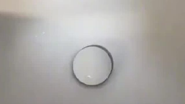 男子吐槽小区水压太大，演示后把大家惊呆了！网友：这跟高压水枪