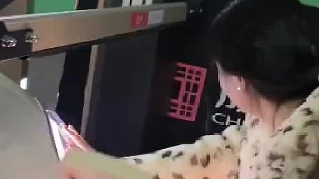 女司机开车进地库“陷入”进退两难，没识别到车牌