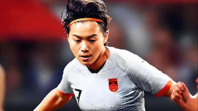 面对女足世界第1：王霜2次极致杂耍，美国队替补席鼓掌！