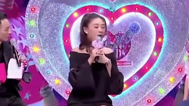 应采儿笑言：陈小春外出拍戏时，竟只与家中的狗狗为伴，乐在其中