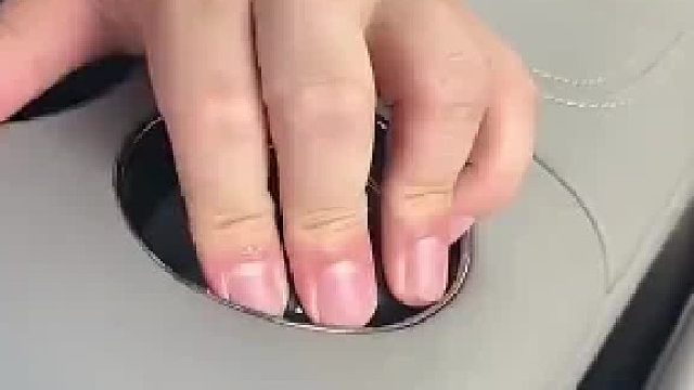 水晶球放进凹凸槽里卡得严严实实，热熔棒称重5公斤的挂钩都试了