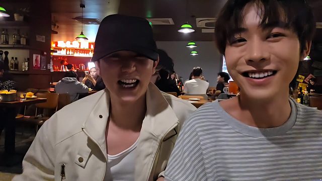 童锦程和子圣交流盲盒怎么玩，兄弟起哄让童A钱来一把