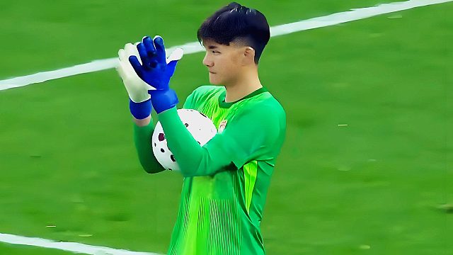 海港进球被吹！VAR认定克劳德冲撞门将在先，李昊鼓掌点赞