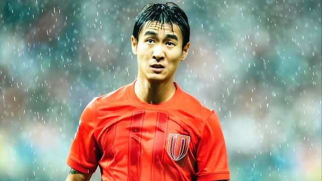 不给牌？韦世豪拼抢打脸海牛外援，后者鼻子出血向主裁投诉！