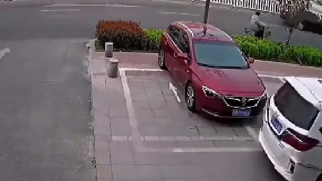 女司机随意停车结果遇到了麻烦事