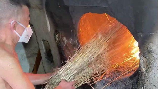 江苏姜堰的“草炉烧饼”听说之前很多家，但是现在还保持传统做法的就剩下这一家了