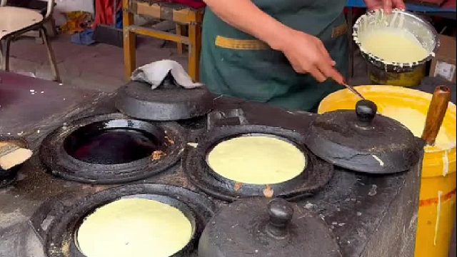 陕北特色的美食“黄黄馍”玉米面制作松软可口，还有一个别名叫“喜茶”加上油糕真的是软糯劲道
