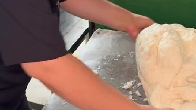 陕西的烧饼真的是花样百出，有豆沙的，麻辣的，五香的，红糖的，可我最喜欢还夹肉的，一口下去好满足！