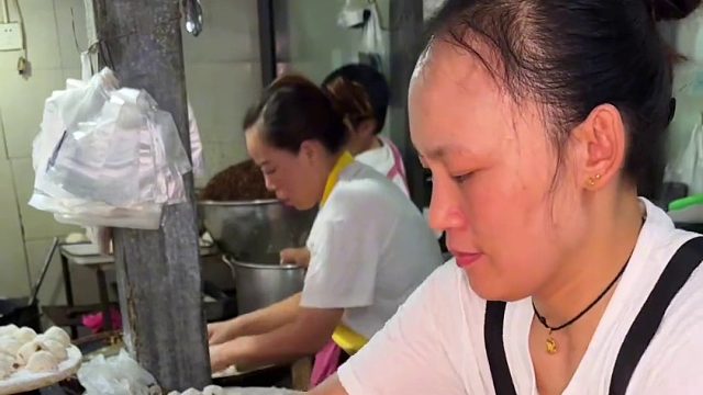 油条都吃过吧，这种简易小油条你吃过吗，特别酥脆，搭配胡辣汤美滋滋啊！