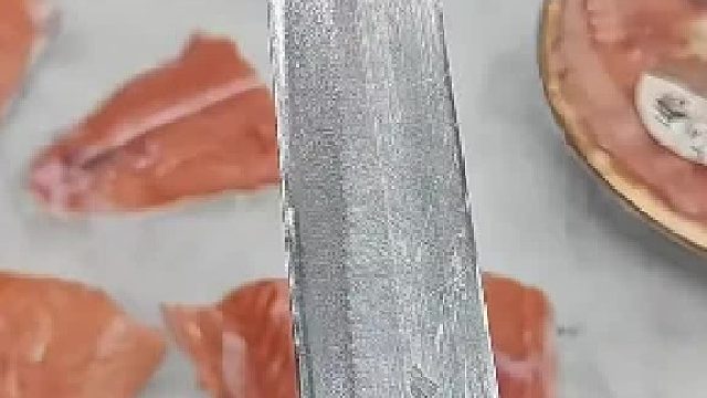 男子把刀给大爷磨一下，结果万万没想到，网友：菜刀变成管制刀具了