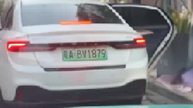 女子坐网约车不下车致单行道堵路还跟后面车主争执