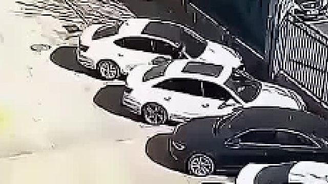 我看了两遍才发现是推出来的