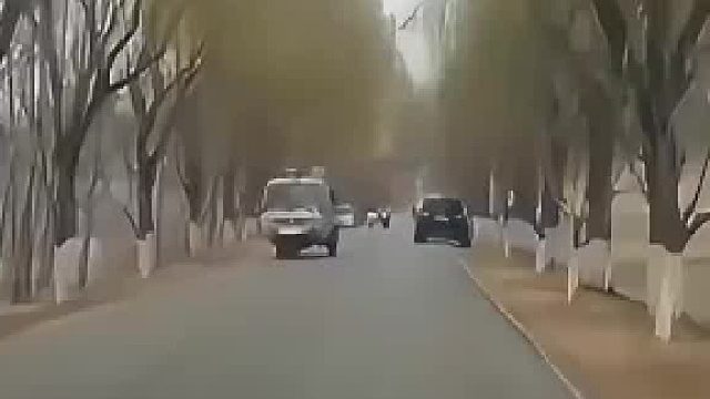 小车行驶中遇对面疯狂闪灯，甚至到跟前还在一直闪