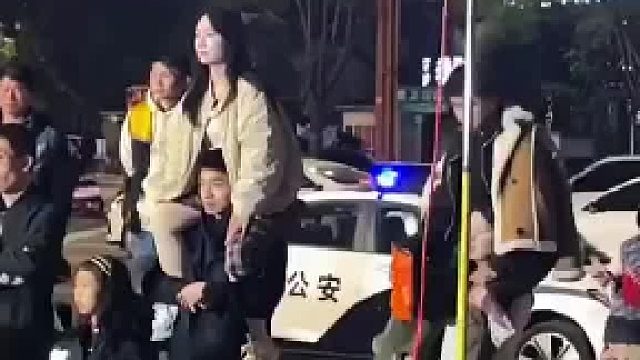 一个男的有钱，一个女的有钱，如果不对，算我沒说