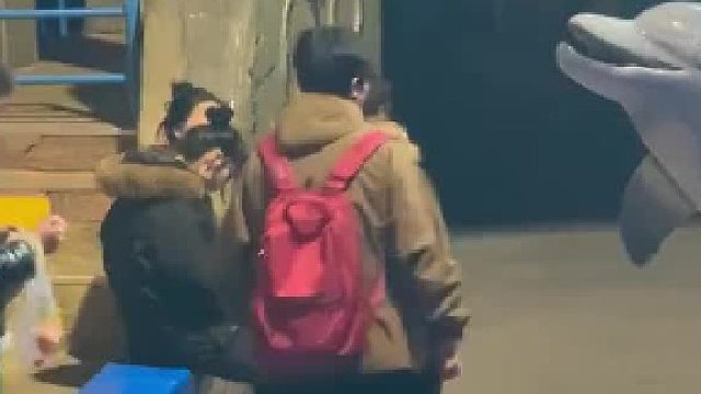 一男子在馆内抽烟，工作人员制止后不听，大白出手了