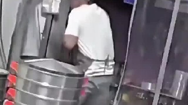 丈夫不慎触电，妻子光速拎起油桶，砸线救丈夫