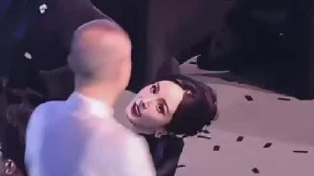 这仰头的动作谁顶得住啊，太美了