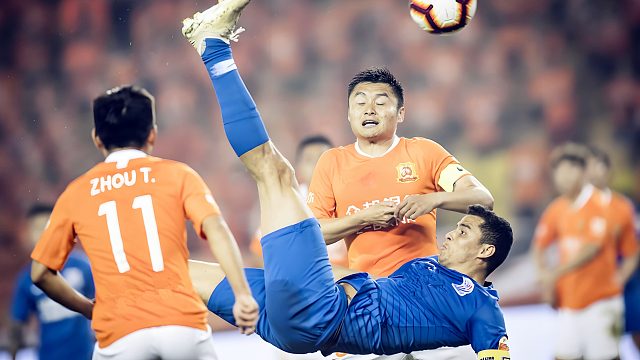 永远的申花队长！莫雷诺名场面：接角球惊天倒钩轰入死角