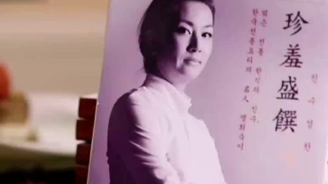 风韵犹存的女厨师勾引男下属