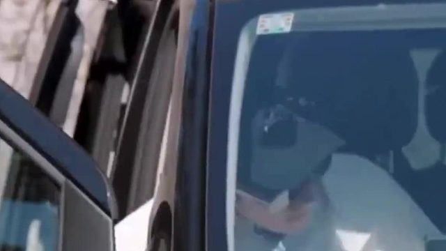 辛芷蕾：左脚油门右脚刹车。胡先煦：你给我下来。