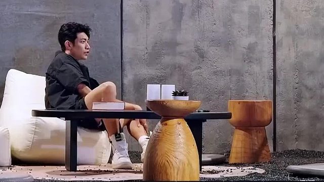 黄嘉玮漫不经心小晒年收入100